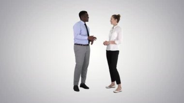Afro Amerikan adam ve kız degrade arka plan üzerinde iş bahsediyoruz.