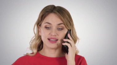 Mutlu, güzel bir kız, gradyan arka planda telefonla arıyor..