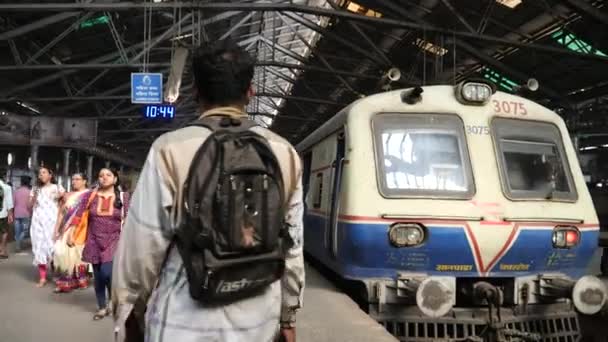 Mumbai, India - 25 december 2017: Mensen wachten op de trein. — Stockvideo