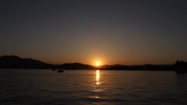 İnanılmaz gün batımı. Gün doğumu, deniz, seyahat.