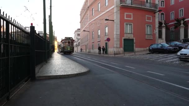 Лиссабон, Потугал - 24 декабря 2017 года: старый трамвай с Санта-Клаусом на улице Лиссабона. — стоковое видео