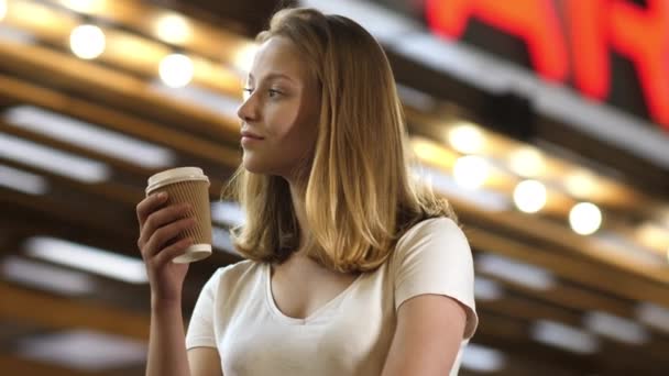 Élégant jeune femme heureuse boit du café à emporter. — Video