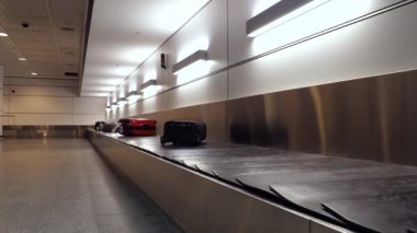 Bavul ya da bagaj havaalanı terminalinin varış noktasındaki taşıma bandından taşınır..