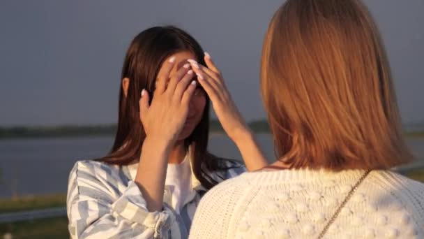Twee jonge dames praten terwijl ze op hun vriend wachten.. — Stockvideo
