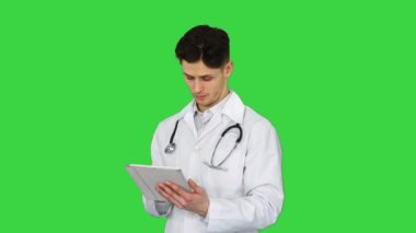 Doktor dijital tablet bilgisayarını tutuyor ve Yeşil Ekran, Krom Anahtarı 'ndan sonuçlar okuyor.