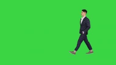 Resmi takım elbiseli bir adam içeri giriyor ve yeşil ekrana para saçıyor, Chroma Key..