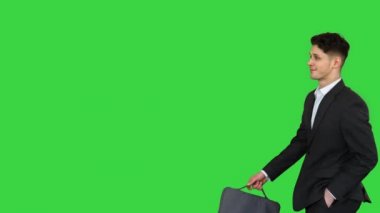 İşadamı, takım elbiseli başarılı bir adamla buluşmaya geç kalıyor. Önce dans ediyor, sonra yeşil ekranda koşuyor, Chroma Key..