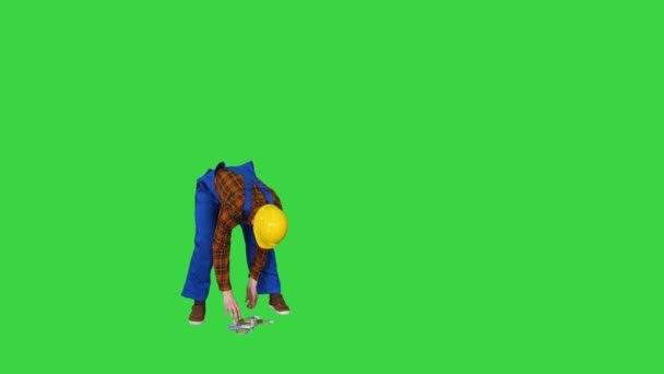 Trabajador de la construcción recogiendo euros del suelo en una pantalla verde, Chroma Key. — Vídeos de Stock