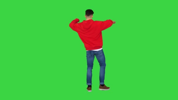 Νεαρός άνθρωπος που χορεύει χιπ-χοπ κάνει κύματα σε μια πράσινη οθόνη, Chroma Key. — Αρχείο Βίντεο