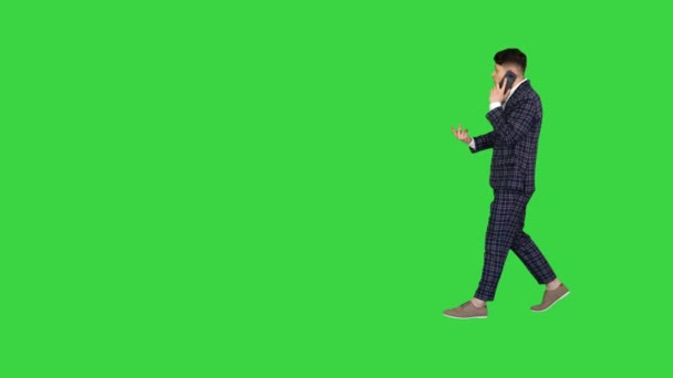 携帯電話で話すと緑の画面、クロマキーの後に踊る正式な訴訟で若い怒っている感情的な男. — ストック動画