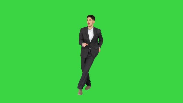 Sehr cooler junger tanzender Geschäftsmann auf einem Green Screen, Chroma Key. — Stockvideo