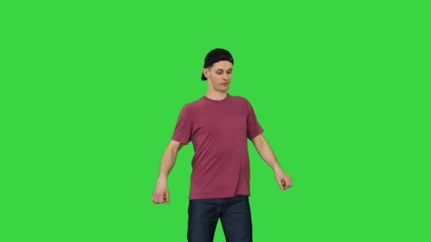 L'uomo rapper caucasico fa qualche elegante danza leggera su uno schermo verde, Chroma Key. — Video Stock