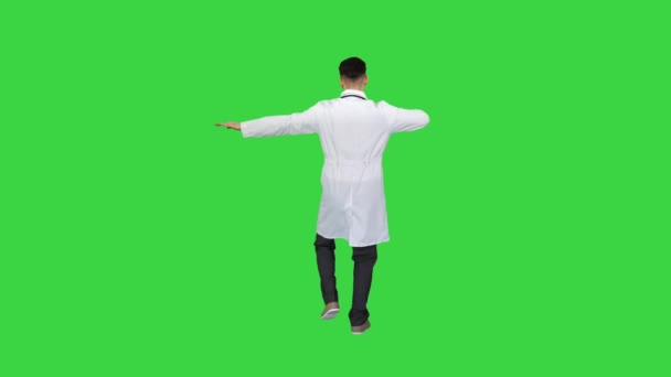 Bell'uomo medico che indossa uniforme medica che balla su uno schermo verde, chiave cromatica. — Video Stock