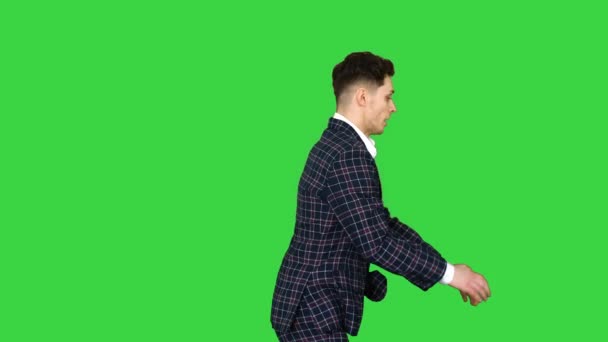 Homme d'affaires fait un retournement de dos et montre un geste cool à la caméra après sur un écran vert, Chroma Key. — Video