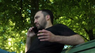 Telefondaki adam endişeli görünüyor..