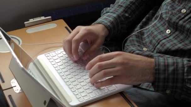 Le mani dell'uomo che lavorano sul computer portatile. — Video Stock