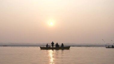 Tekneler yüzüyor, Ganj Nehri, Varanasi, Hindistan