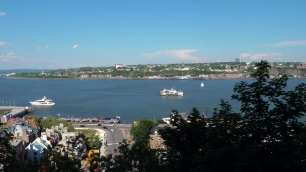 Quebec Şehri gökyüzü mavi gökyüzü ile nehir üzerinde gökyüzü manzarası. — Stok video