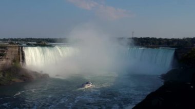 Güneşli bir günde Güzel Niagara Şelalesi.