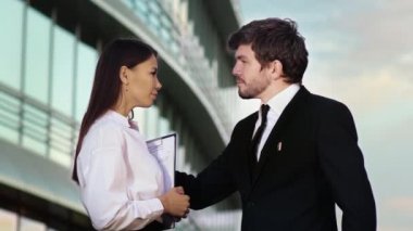 İş adamı meslektaşını neşelendirir.