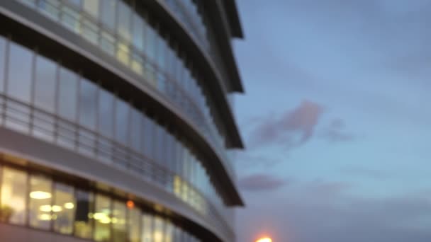Gün batımı ışığında modern ofis binası. — Stok video