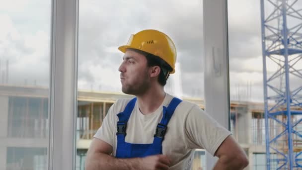 Stripfout. Builder laat de appel vallen en fotografeert hem.. — Stockvideo