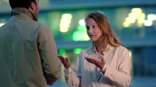 Two friends having discussion at night. Woman explaining something to her colleague. — Stock Video