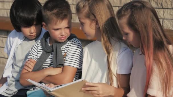 유치원 독서 책에 심각한 아이들. — 비디오