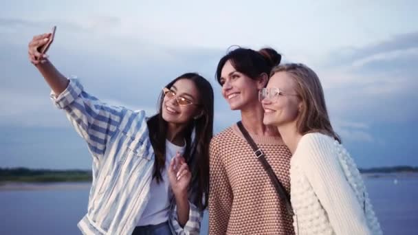 Grupo de amigas felices riendo y tomando una selfie . — Vídeo de stock