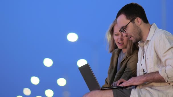 Studenti universitari maschi e femmine che lavorano sul computer portatile in biblioteca — Video Stock