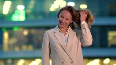 Genç kız kameraya büyüleyici bir şekilde gülümsüyor..