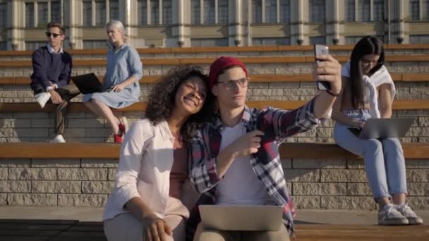 Gruppo di studenti di fronte all'università che si fanno selfie . — Video Stock