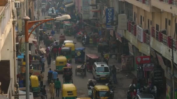 Delhi, Hindistan - 15 Aralık 2017: Araçlar ve kalabalık sokaktaki insanlar. — Stok video