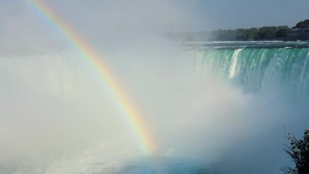 Nevoeiro e arco-íris sobre a cachoeira. — Vídeo de Stock