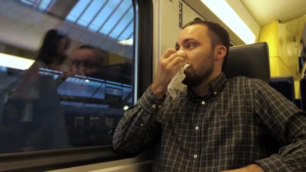電車の中で咳をする熟女. — ストック動画
