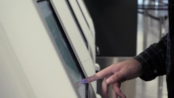 Bejelentkezési gép a reptéren. Férfi kéz gépel valamit.. — Stock videók