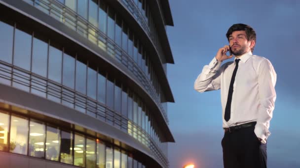 Urban επιχείρηση άνθρωπος μιλάει με έξυπνο τηλέφωνο στο ηλιοβασίλεμα. — Αρχείο Βίντεο