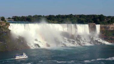 Horseshoe Şelale Gökkuşağı altında Niagara Falls Hornblower Tur Tekne