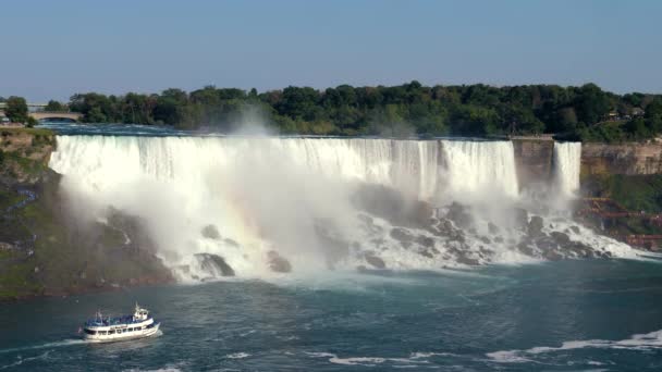 Horseshoe Şelale Gökkuşağı altında Niagara Falls Hornblower Tur Tekne — Stok video