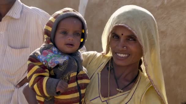 Jaisalmer, Indie - 20 grudnia 2017: matka z uśmiechniętym dzieckiem. — Wideo stockowe