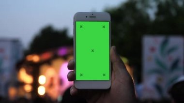 Festivalde akıllı telefon çekim videosu tutan adam.
