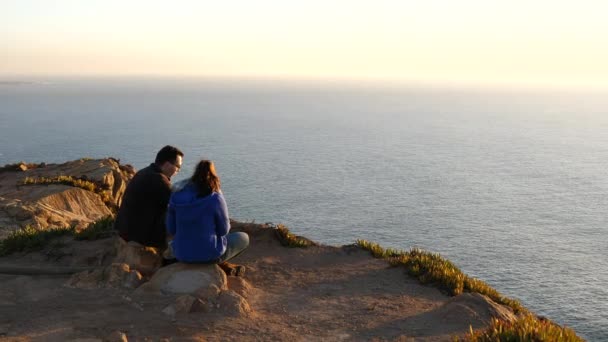 Кабо-да-Рока, Потугаль - 27 декабря 2017 года: влюбленная пара смотрит на океан. — стоковое видео