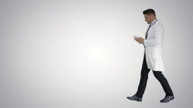 Klinisyen Doktor adam gösteren Ilaçlar Ilaç ve degrade arka planda kamera konuşmak.