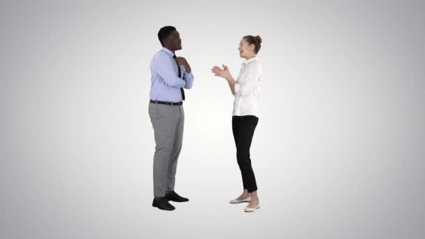 Zakenvrouw die ideeën aan haar baas geeft op een gradiënt achtergrond. — Stockvideo