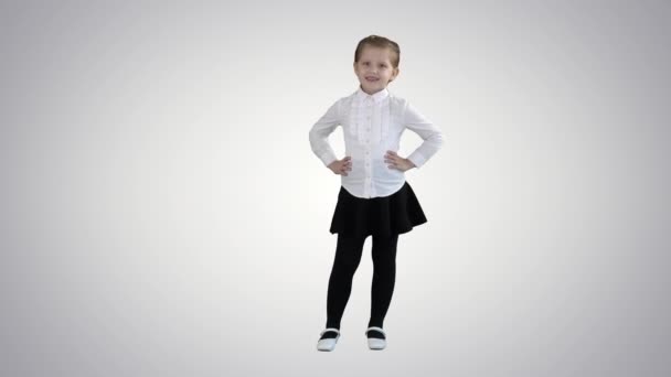 Μικρό κορίτσι που ποζάρει σε διαφορετικές ποζάρισμα στο φόντο ντεγκραντέ. — Αρχείο Βίντεο