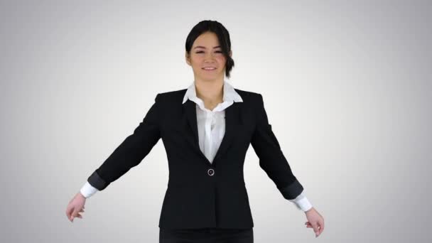 Brunette affärskvinna dansar på gradient bakgrund. — Stockvideo