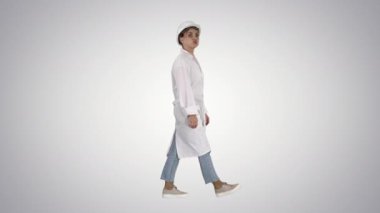 Mühendis inşaat işçisi kadın degrade arka planda yürürken komik yüz yapıyor.