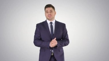 İşadamı yürüme ve degrade arka planda kameraya bir şey açıklayan.