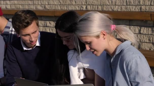 Groep van studenten vrienden met behulp van laptop en lachen. — Stockvideo