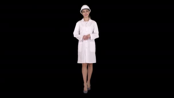 Maturo ingegnere donna in cappello rigido che indica al prodotto o testo con le mani mentre cammina, Alpha Channel — Video Stock